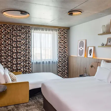 Pullman Hotel *