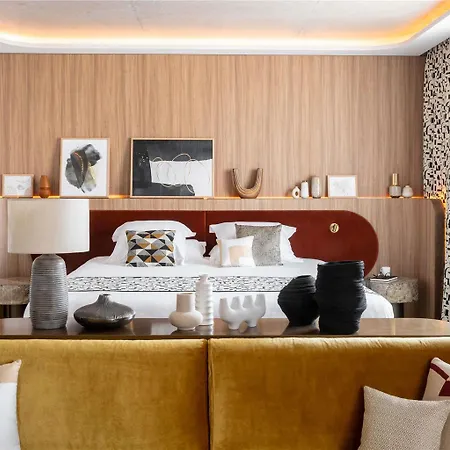 Pullman Hotel *