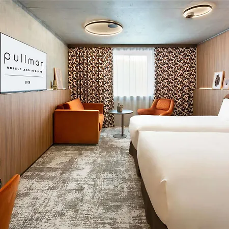 Pullman Hotel *